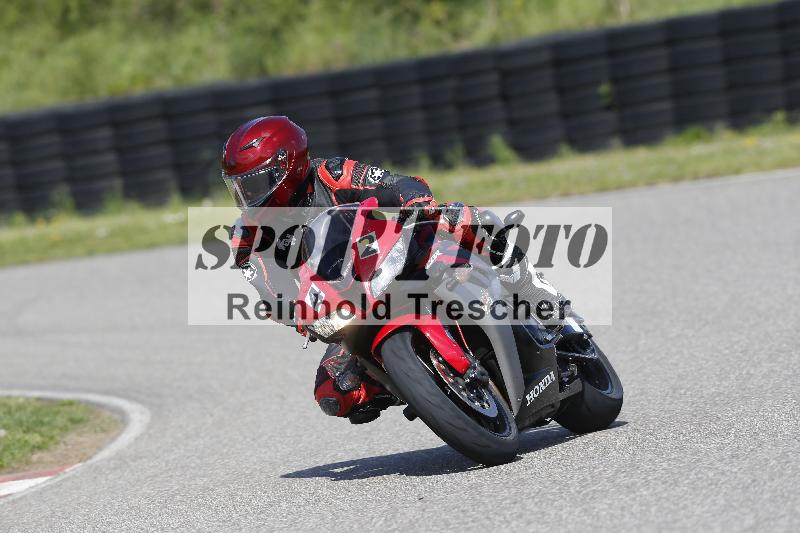 /Archiv-2025/09 22.04.2025 Cornu Master School ADR/rot-rouge/42